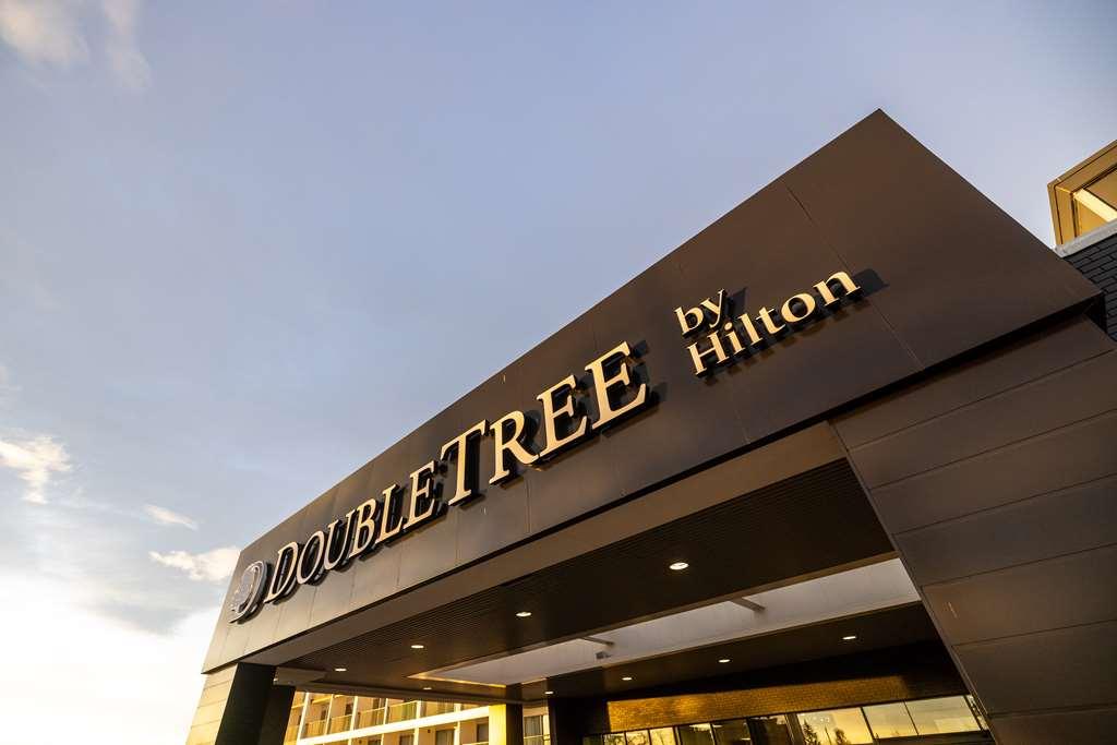 Hotel Doubletree By Hilton Calgary North Exterior foto